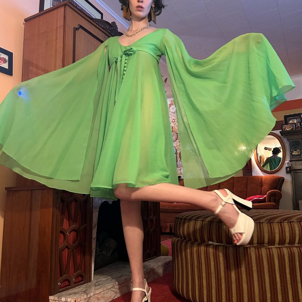 Nina Ricci 1960s neon green chiffon babydoll butterfly bellsleeve mini night gow - Picture 2 of 13